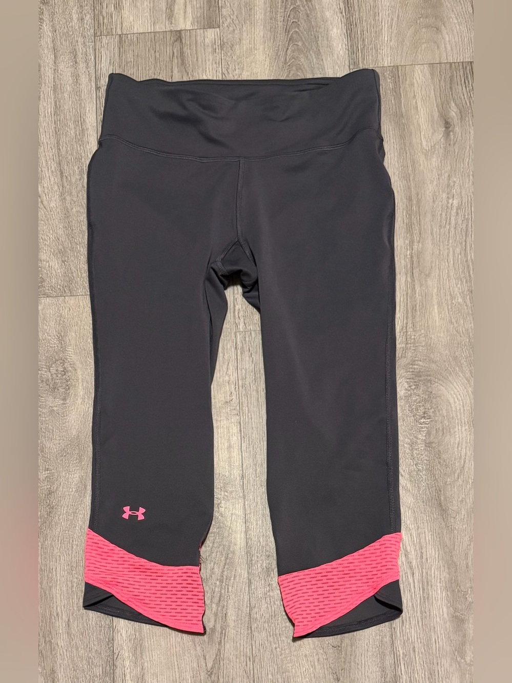 Under Armour Size Small Heat Gear Breast Cancer Cropped Compression Leggings